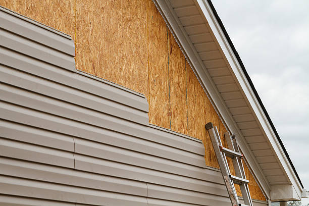 Professional Siding Installation technician working in Brentwood, TN